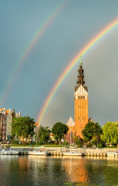 St. Nicholas Katedrali ile bir gökkuşağı Elblag, Polonya