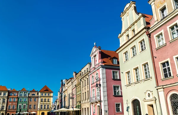 Hagyományos házak az Old Market Square, Poznan, Lengyelország — Stock Fotó
