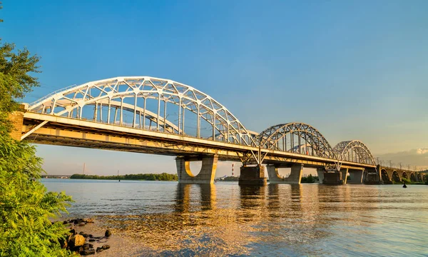 As pontes de Darnytsia através do Dnieper em Kiev, Ucrânia — Fotografia de Stock