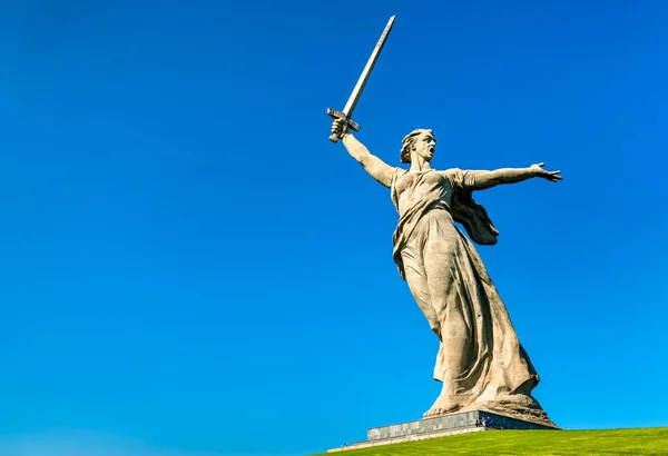 Η μητέρα πατρίδα καλεί, ένα κολοσσιαίο άγαλμα στον Μαμάγιεφ στο Βόλγογκραντ, Ρωσία — Φωτογραφία Αρχείου