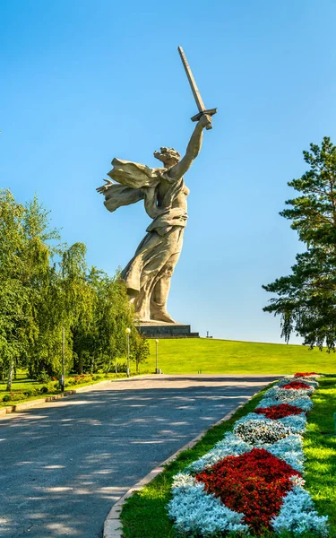 The Motherland Calls, une statue colossale sur Mamayev Kurgan à Volgograd, Russie — Photo