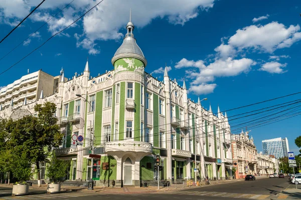 Hagyományos épületek a város központjában, Krasnodar, Oroszország — Stock Fotó
