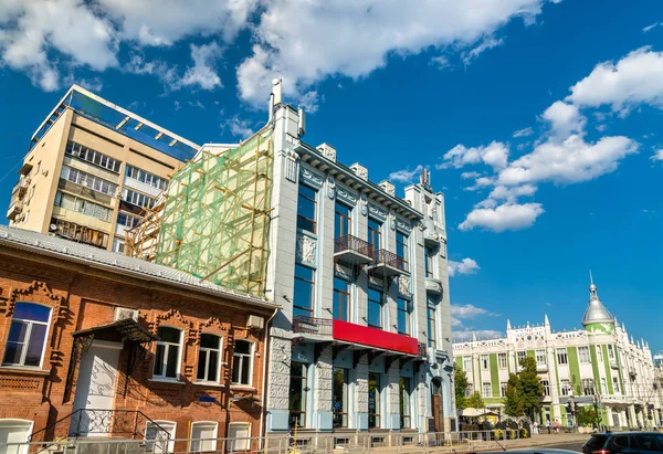 Edifici tradizionali nel centro della città di Krasnodar, Russia — Foto Stock