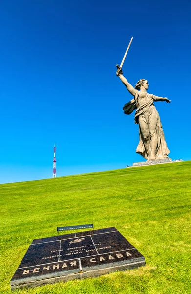 A Szülőföld kéri, egy óriási szobor Mamayev Kurgan Volgograd, Oroszország — Stock Fotó