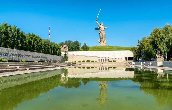 A Pátria chama, uma estátua colossal em Mamayev Kurgan em Volgograd, Rússia — Fotografia de Stock