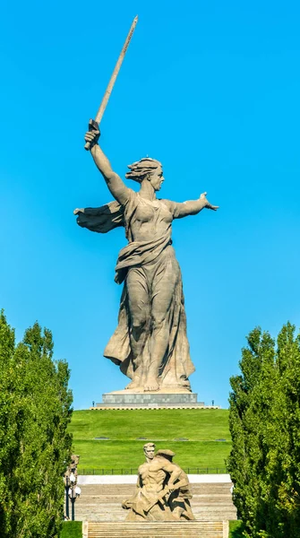 La madrepatria chiama, una statua colossale su Mamayev Kurgan a Volgograd, Russia — Foto Stock