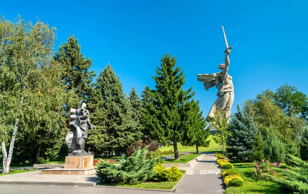 A Pátria chama, uma estátua colossal em Mamayev Kurgan em Volgograd, Rússia — Fotografia de Stock