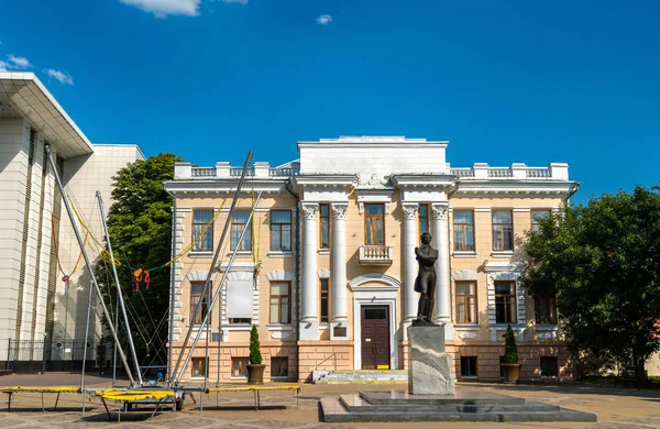 Krasnodar regionale wissenschaftliche Bibliothek und Statue von Alexander Puschkin. Russland — Stockfoto