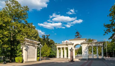 Georgi Jukov anıt ve anıt arch Kuban onlarla gurur. Krasnodar, Rusya Federasyonu