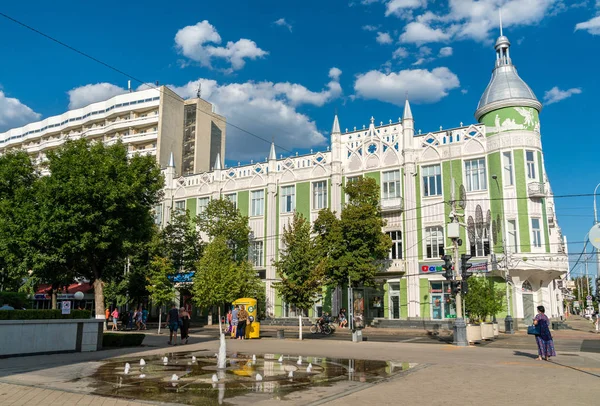 Petite fontaine et bâtiments traditionnels dans le centre-ville de Krasnodar, Russie — Photo