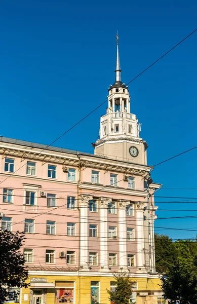 Torre do relógio no centro da cidade de Voronezh, Rússia — Fotografia de Stock