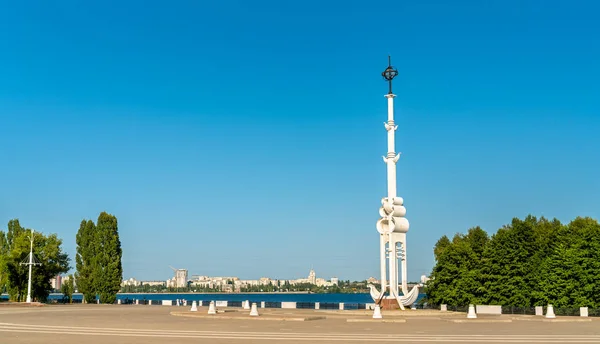 Ростральная колонна на Адмиралтейской площади на Петровской набережной в Воронеже, Россия — стоковое фото