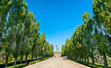 Vatan aramalar heykel doğru Mamayev Kurgan, Volgograd, Rusya üzerinde önde gelen kavak sokak