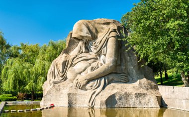 Kederli anne, bir heykel üzerinde Mamayev Kurgan, Volgograd, Rusya