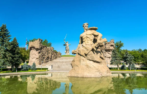 Stå til døden, en skulptur på Mamayev Kurgan Complex i Volgograd, Rusland - Stock-foto