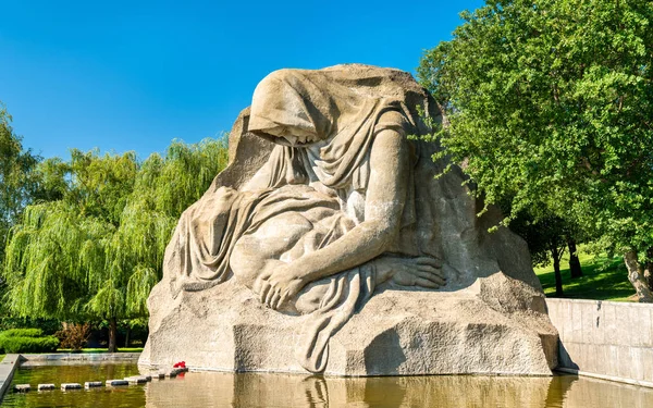 Den sørgende moder, en skulptur på Mamayev Kurgan i Volgograd, Rusland - Stock-foto