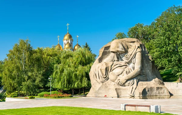 A escultura de Mãe que Sofre e uma igreja no Mamayev Kurgan em Volgograd, Rússia — Fotografia de Stock