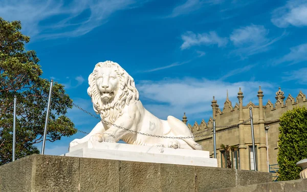 One of the Medici lions at the Vorontsov Palace in Alupka, Crimea — Stock Photo, Image