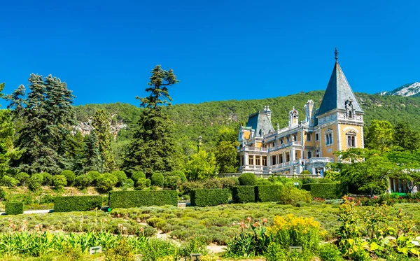 Massandra Palace, een belangrijke toeristische attractie in de Krim — Stockfoto