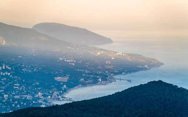 Vue de Yalta depuis la montagne Ai-Petri en Crimée — Photo