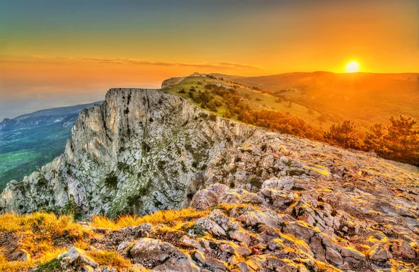 Pôr do sol na montanha Ai-Petri, na Crimeia — Fotografia de Stock