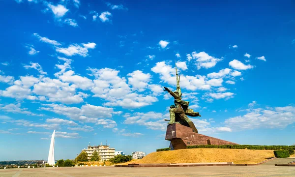 Soldaat en een matroos, een Sovjet-gedenkteken voor de verdedigers van Sevastopol op de Tweede Wereldoorlog. Crimea — Stockfoto