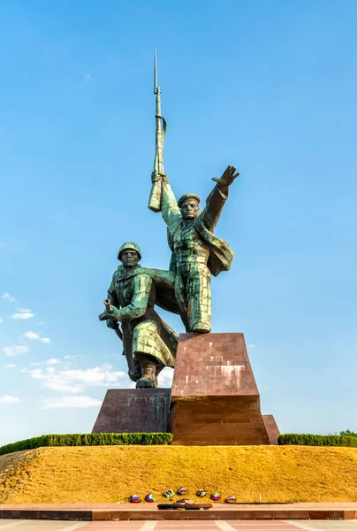 Soldado y marinero, un monumento soviético a los defensores de Sebastopol en la Segunda Guerra Mundial. Crimea — Foto de Stock