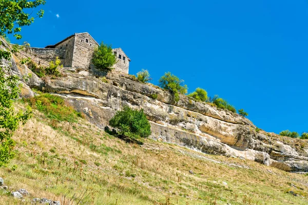 Chufut-Kale, una ciudad-fortaleza medieval en ruinas en las montañas de Crimea — Foto de Stock