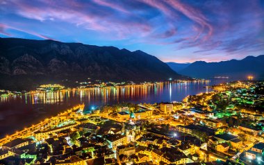 Günbatımı kent merkezine ve Karadağ Kotor Körfezi yukarıda