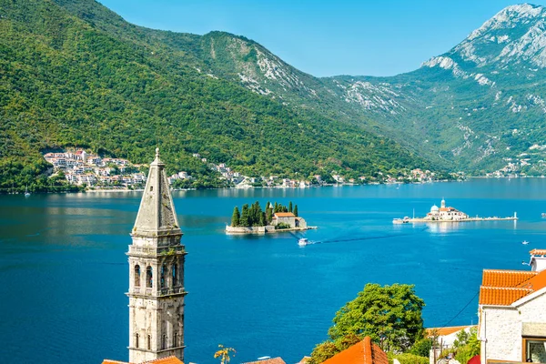 Pohled na zálivu Kotor s dvěma malými ostrovy a zvonice v Perast, Černá Hora — Stock fotografie