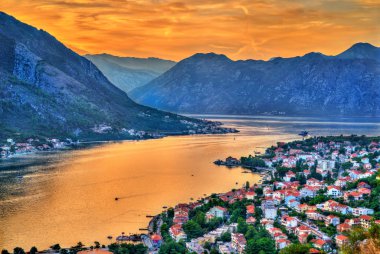 Günbatımı kent merkezine ve Karadağ Kotor Körfezi yukarıda