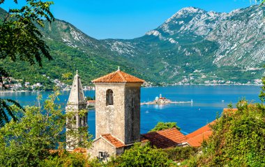 Perast Karadağ'görünümünü Kotor Körfezi ile iki küçük adalar ve çan kuleleri