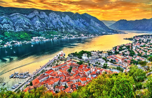 Günbatımı kent merkezine ve Karadağ Kotor Körfezi yukarıda — Stok fotoğraf