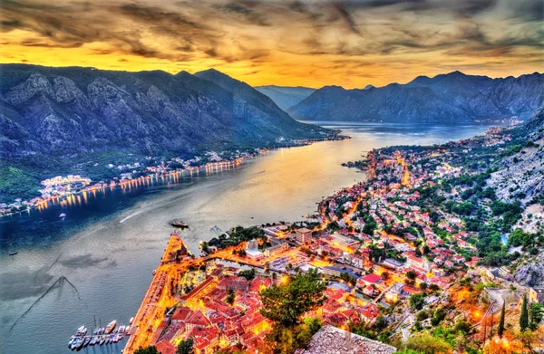 Zachód słońca nad zatoką Kotor w Czarnogórze i miasta — Zdjęcie stockowe