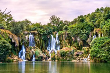 Bosna ve Hersek'teki Trebizat nehrinde yapıları şelaleler