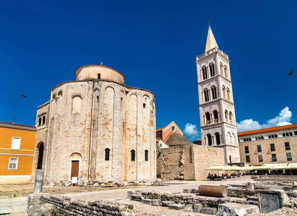 Церква Святого Доната і Белл башта Задар собору. Хорватія — стокове фото