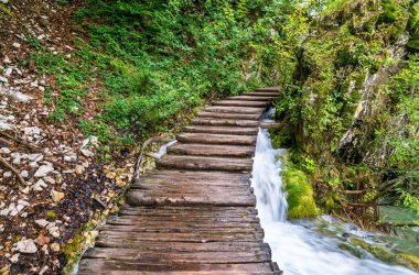 Su Plitvice Milli Parkı Hırvatistan üstünde ahşap yolu