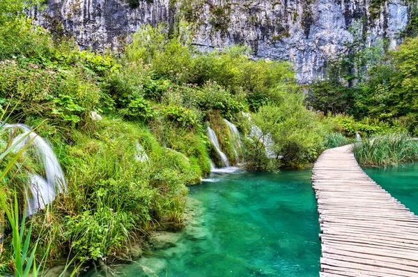 Caminho de madeira acima da água no Parque Nacional Plitvice, na Croácia — Fotografia de Stock