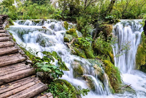 Fából készült út fölött a víz a Plitvicei Nemzeti Park Horvátországban — Stock Fotó