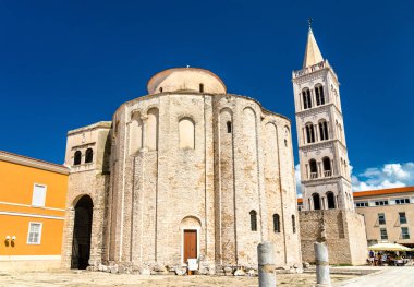 Aziz Donatus Kilisesi ve Zadar katedral çan kulesi. Hırvatistan