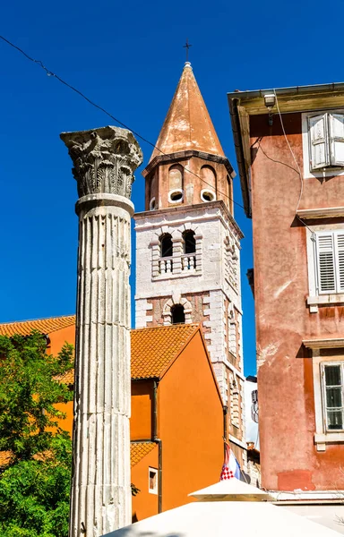 Coluna romana e Igreja de São Simeão em Zadar, Croácia — Fotografia de Stock