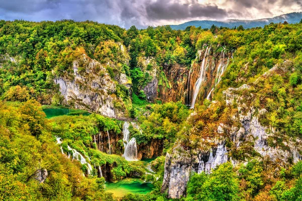 A Veliki pofon vízesés a Plitvicei-tavak Nemzeti Parkban, Horvátország — Stock Fotó