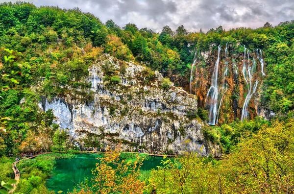 A Veliki pofon vízesés a Plitvicei-tavak Nemzeti Parkban, Horvátország — Stock Fotó