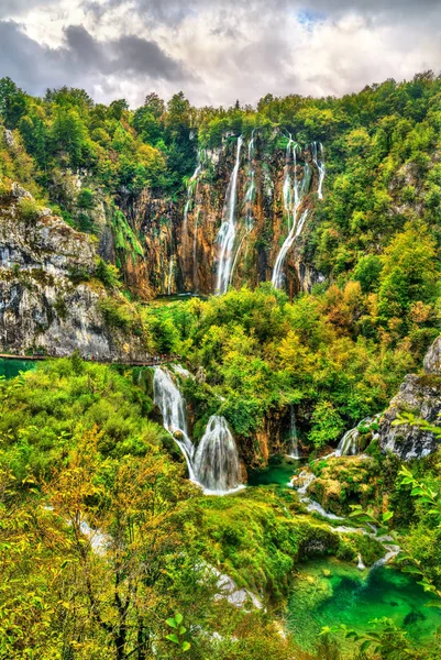 A Veliki pofon vízesés a Plitvicei-tavak Nemzeti Parkban, Horvátország — Stock Fotó