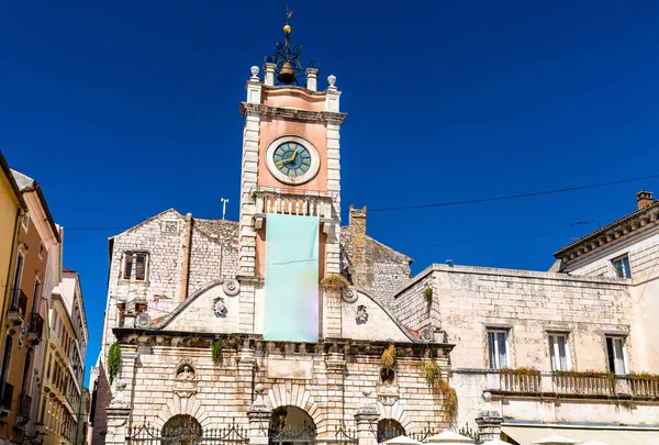 Casa da Guarda da Cidade com torre de relógio em Zadar, Croácia — Fotografia de Stock
