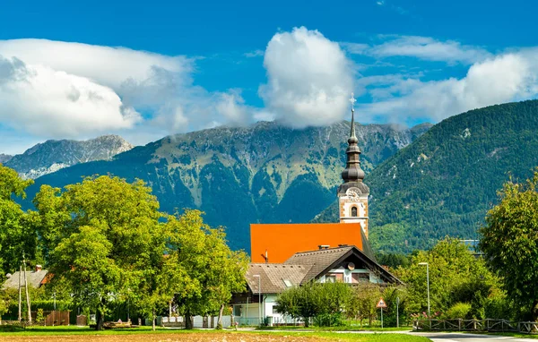 St. Andrew Church in Mosnje dorp, Slovenië — Stockfoto