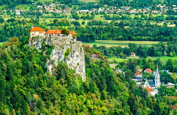 Bled kasteel en St. Martin Kerk in Slovenië — Stockfoto