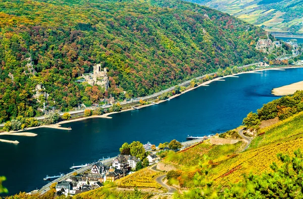莱茵河峡谷与德国的莱茵斯坦和赖肯斯坦城堡的看法 — 图库照片