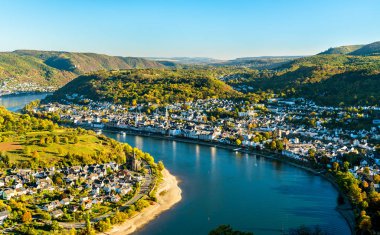 Filsen ve Boppard kasaba Almanya'da Ren ile havadan görünümü