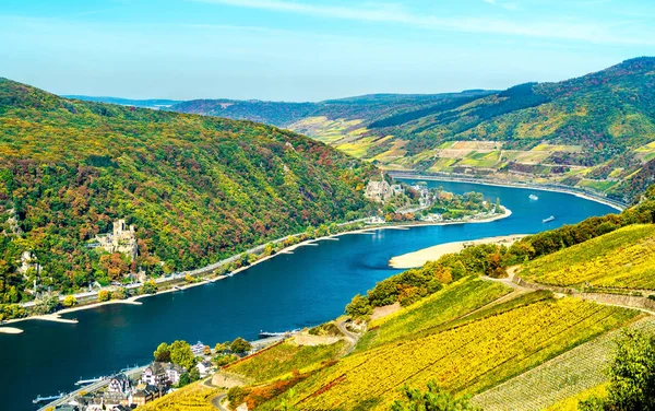 Utsikt över ravinen Rhine med Rheinstein och Reichenstein slott i Tyskland — Stockfoto